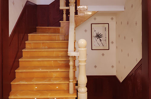 梓潼中式别墅室内汉白玉石楼梯的定制安装装饰效果
